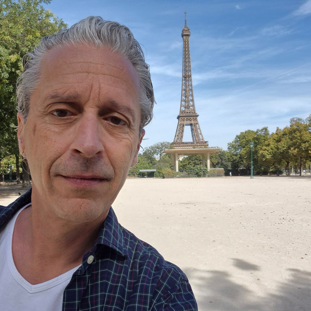 ivo meier in paris vor dem eiffelturm – rückkehr nach paris für die art3f 2026