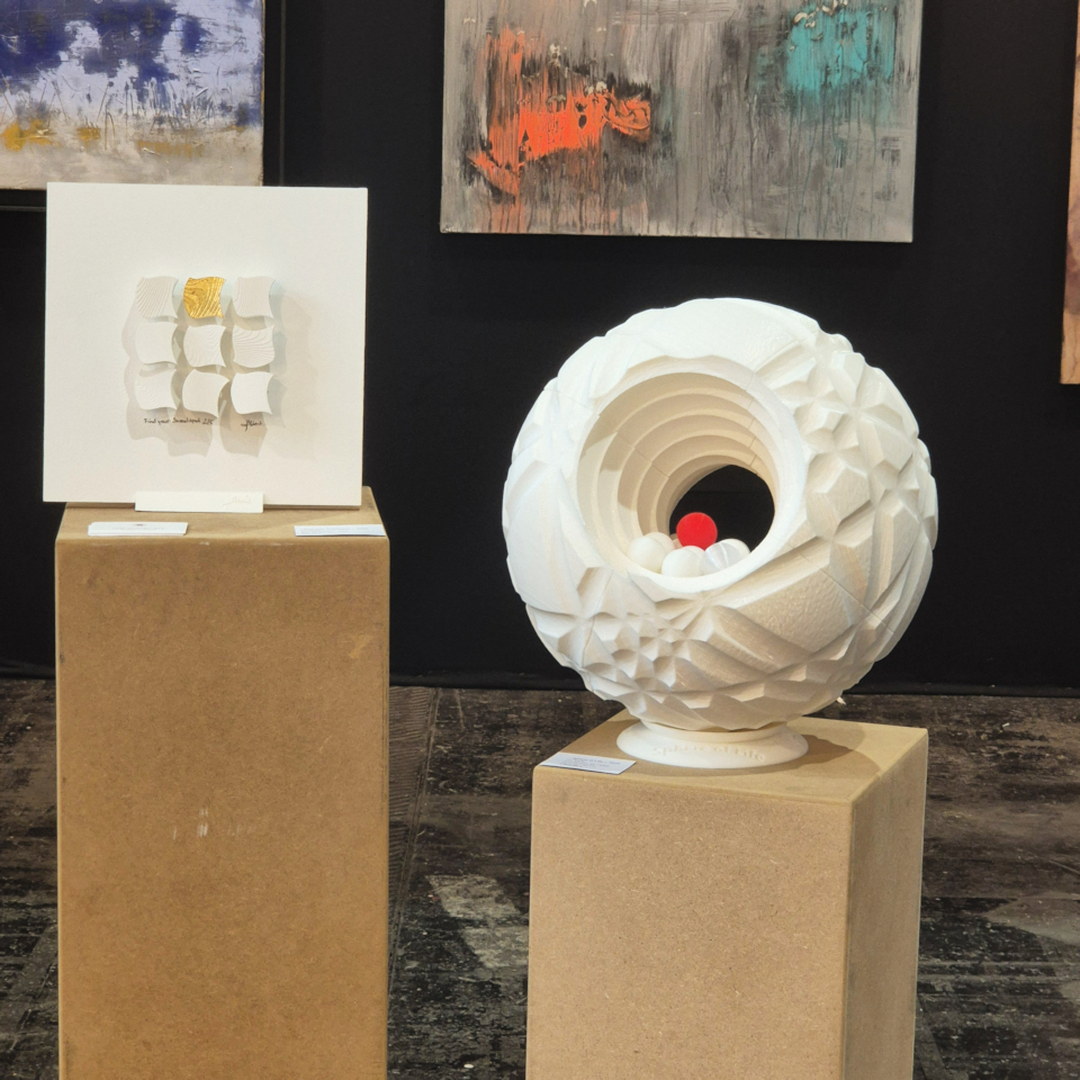 skulptur sphere of life mit roter kugel und skulptur find your sweetspot von ivo meier an der art3f paris 2026