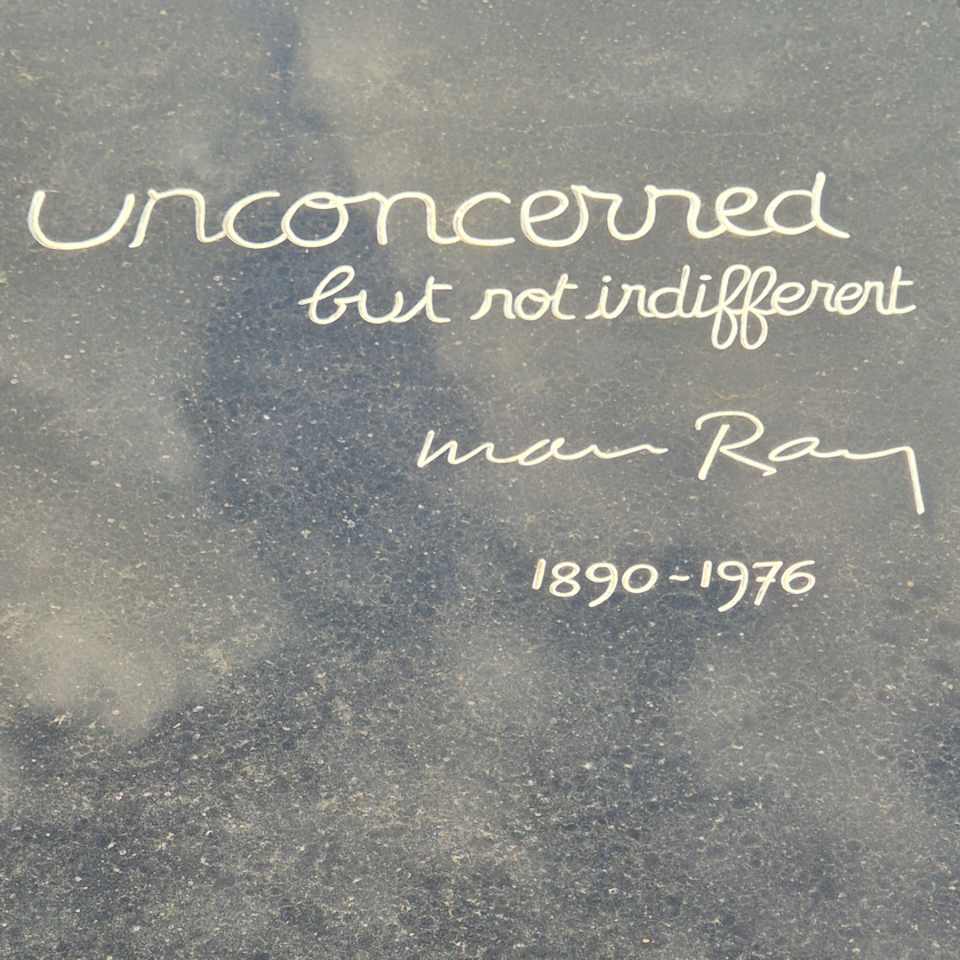 grab von man ray auf dem friedhof montparnasse, paris – grabinschrift unconcerned, but not indifferent